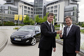 Schlüsselübergabe des Opel Astra Versuchsfahrzeugs