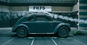 VW Käfer mit Holzmodell